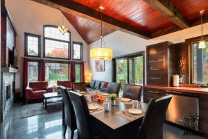a kitchen and dining room with a table and chairs at Chalet charmant - Détente familiale in Scott