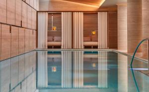 ein Schwimmbad in einem Gebäude mit Holz in der Unterkunft The Berkeley, Maybourne in London + 92 Fotos