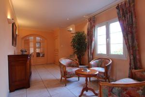 a living room with a table and chairs and a window at Le Mas Champenois in Châlons-en-Champagne +30 photos