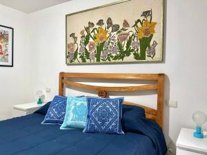 a bedroom with a blue bed with blue pillows at Home Nicola Jago in Castiadas