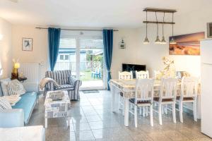 a living room with a table and chairs at Ferienhaus Kranich in Pruchten