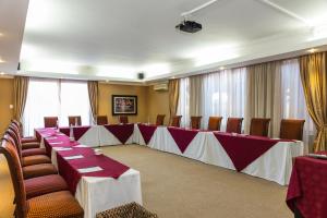 a conference room with a long table and chairs at Premier Hotel Anta Boga in Bloemfontein