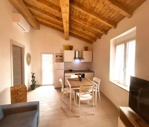 a kitchen and dining room with a table and chairs at Antico Borgo San Zeno in Bardolino