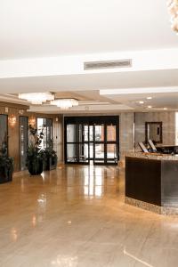 an empty lobby with a reception desk in a building at Hôtel WelcomInns in Boucherville