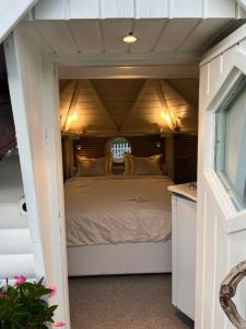 a bedroom in a tiny house with a bed at B&B Chalet Grillkota in Trasadingen