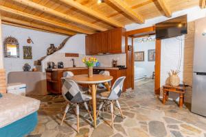 a kitchen and living room with a table and chairs at Villa Art Natalie in Kithnos