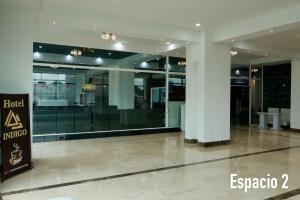 eine Hotellobby mit einem Schild in der Mitte in der Unterkunft Hotel Indigo in Barinas + 13 Fotos
