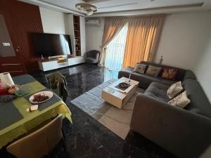 a living room with a couch and a tv at Sylla in Dakar