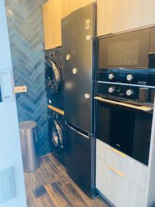 a kitchen with a washer and dryer in a room at Confort à Loulé in Loulé