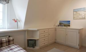 a dressing room with a desk and a window at Westerhoern 46 Haus 2 App 24 in Keitum