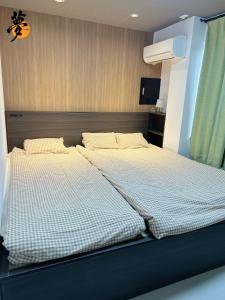 two beds sitting next to each other in a bedroom at Yume夢 堺店 in Sakai