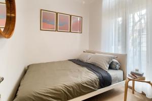 a bedroom with a bed and a window at Kata House in Jarakan