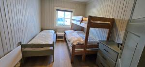 a small room with two bunk beds and a window at Røisheim in Tyinkrysset