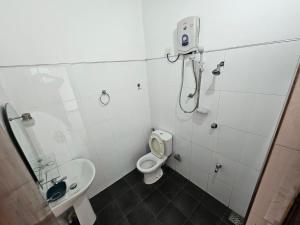 a bathroom with a toilet and a sink at Queens Residence Homestay in Kandy