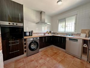 a kitchen with a washing machine and a dishwasher at El Retiro de Albarreal - Chalet 3 hab, Aire Acondicionado y Entrada Piscina Gratuita in Albarreal de Tajo