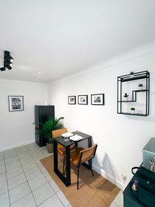 a living room with a table and chairs and a mirror at Apartment Café Ettelbrück in Ettelbruck