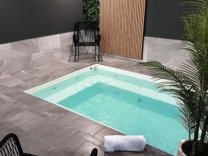 ein Swimmingpool mitten auf einer Terrasse in der Unterkunft Hôtel Manoir Vieux-Québec in Québec