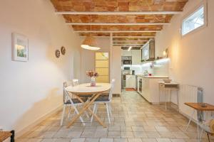 a kitchen and dining room with a table and chairs at Winahost Apartament Cirerer in Valldoreix