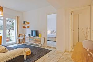 a living room with a couch and a television at Winahost Apartament Cirerer in Valldoreix
