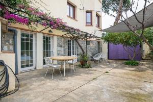 a table and chairs in front of a house at Winahost Apartament Cirerer in Valldoreix
