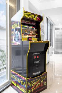 a video game arcade machine in a room at Waterfront 3bed | Pool | 10min walk to Beach in Hallandale Beach