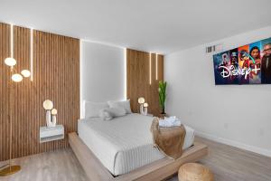 a bedroom with a bed with a wooden wall at Waterfront 3bed | Pool | 10min walk to Beach in Hallandale Beach +28 photos