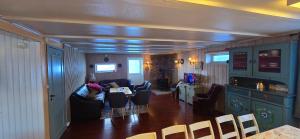 a living room with a couch and a table and chairs at Røisheim in Tyinkrysset