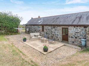 a stone cottage with a picnic table and a bench at 1 Bed in Helston oc-bbird in Saint Martin