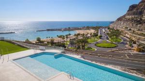 an overhead view of a swimming pool next to the ocean at Amadores View - Adults only in Mogán