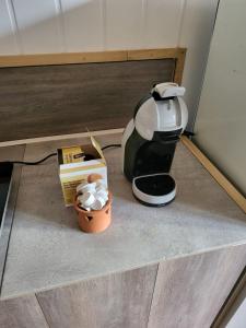 a coffee maker and a box on the floor at Hotel Schlaun in Nordkirchen