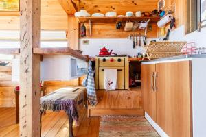 a kitchen with a stove and a sink at Horizonte Infinito in Tunquén