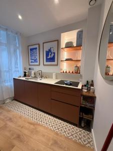 a kitchen with a sink and a mirror at Le Plongeoir, intra-muros in Saint Malo +3 photos