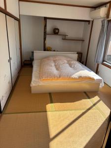 a bedroom with a bed on the floor at 多賀三宿 in Taga