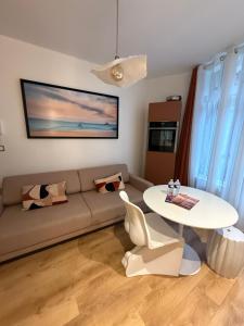 a living room with a couch and a table at Le Plongeoir, intra-muros in Saint Malo