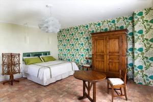 a bedroom with a bed and a table and chairs at A Casa Da Agata in Loro Ciuffenna