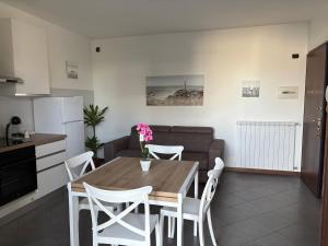 a kitchen and dining room with a table and chairs at Casa Menotti in Carate Brianza
