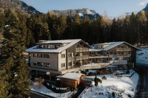 una vista aerea di un edificio nella neve di Waldrast - Forestside Living a Siusi