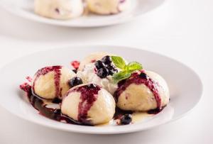 a plate of dessert with ice cream and blueberries at Penzion Pstruh Stožec in Stožec +7 photos