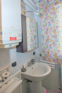 a bathroom with a sink and a mirror at Casa da Luna in Parma