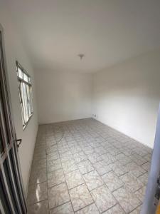 an empty room with a tiled floor and a window at Container Black in Pedra de Guaratiba