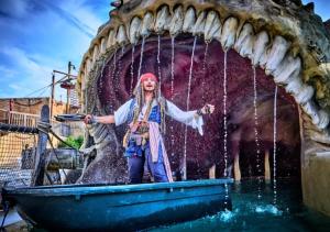 a statue of a man standing in a water fountain at Camping Les Sables d'Or Pirates World - Aquatique Vacances in Le Grau-dʼAgde