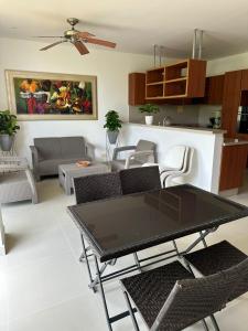 ein Esszimmer und ein Wohnzimmer mit Tisch und Stühlen in der Unterkunft CONDOMINIO LAGUNA CLUB "Amalfi" in Cartagena de Indias