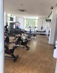 ein Fitnessstudio mit mehreren Laufbändern und Ergometern in der Unterkunft CONDOMINIO LAGUNA CLUB "Amalfi" in Cartagena de Indias