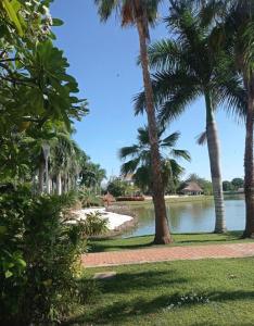 ein Park mit Palmen und einem Gewässer in der Unterkunft CONDOMINIO LAGUNA CLUB "Amalfi" in Cartagena de Indias