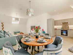 a living room with a wooden table and chairs at 3 Bed in Newquay oc-90070 in Newquay