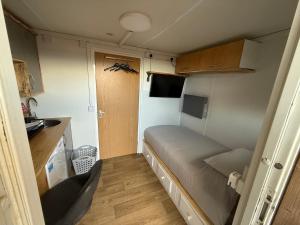 a small room with a bed and a kitchen at Thurso Accommodation in Castletown