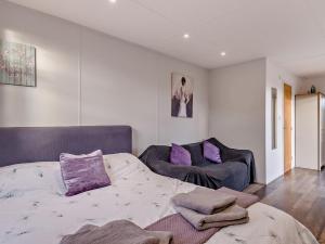 a bedroom with a bed and a couch at 1 Bed in Norwich oc-76493 in East Harling +9 photos