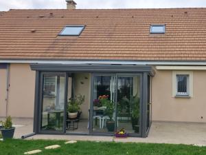 an extension to a house with a conservatory at Chambre proche circuit 24h du mans in Spay