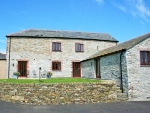 an old stone building with a stone wall at 4 Bed in Boscastle oc-47035 in Boscastle