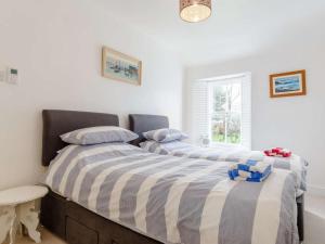 two beds sitting next to each other in a bedroom at 2 Bed in Par- oc-81252 in Saint Blazey